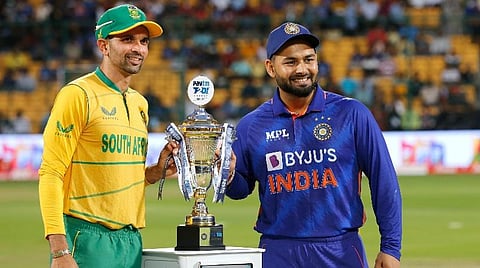 IND vs SA | மழை காரணமாக ரத்தான 5-வது டி20 போட்டி; கோப்பையை பகிர்ந்து கொண்ட அணிகள்