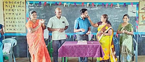 பள்ளி வகுப்பறையில் ஆசிரியர் பிறந்தநாளையொட்டி அவருக்கு கேக் ஊட்டிய பள்ளித் தலைமை ஆசிரியை.