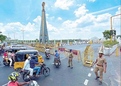 சென்னை போர் நினைவுச் சின்னம் அருகே நேற்று முன்தினம் போராட்டம் நடந்ததால், நேப்பியர் பாலத்தில் நேற்று போக்குவரத்துக்கு தடை விதித்து, வாகனங்களை மாற்றுப் பாதையில் திருப்பிவி்ட்ட போலீஸார்.படம்: பு.க.பிரவீன்