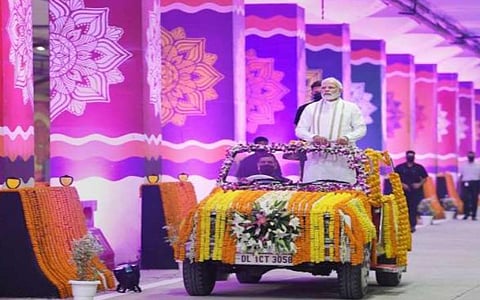 டெல்லியில் பிரகதி மைதான சுரங்கப் பாதையை பிரதமர் மோடி நேற்று திறந்துவைத்தார். சுரங்கப் பாதையி்ல் நடந்து சென்ற பிரதமர், கீழே கிடந்த தண்ணீர் பாட்டில், குப்பையை அகற்றி சுத்தம் செய்தார்.படம்: பிடிஐ