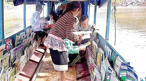 ஒடிசாவின் தேசிய வனப்பகுதியில் குழந்தைகளுக்கான படகு நூலகம்