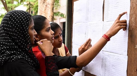 10 ஆம் வகுப்பு தேர்வு முடிவு | அரசுப் பள்ளிகளில் 85.25 சதவீதம் தேர்ச்சி: 886 பள்ளிகள் 100 சதவீதம் தேர்ச்சி