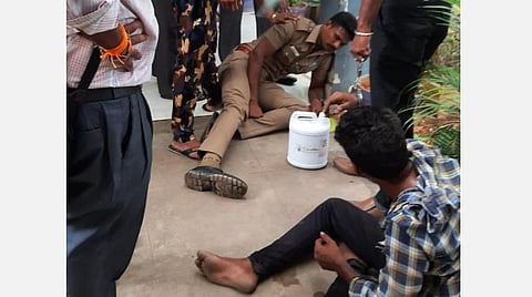 படம்: காயமடைந்த காவலர் மற்றும் பிடிபட்ட ஜீவா