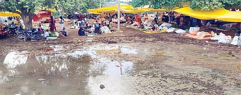 உடையார்பாளையம் வாரச் சந்தையில் மழைநீர் தேங்கியுள்ள நிலையில், சாக்குகளைக் கொண்டு கொட்டகை அமைத்து வியாபாரம் செய்யும் வியாபாரிகள்.