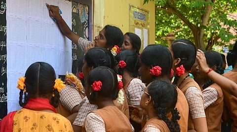 கடினமான கணித வினாத்தாள், பாடத்திட்ட குழப்பத்தால் 10-ம் வகுப்பு தேர்ச்சி சரிவு - இதுவரை இல்லாத அளவுக்கு 5% வரை குறைந்தது