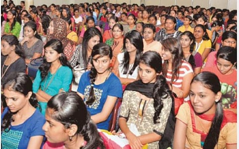 மாதம்தோறும் ரூ.1,000 வழங்கும் திட்டம் - கல்லூரி மாணவிகளின் விவரம் சேகரிக்க உத்தரவு