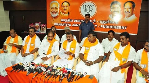 புதுச்சேரி பாஜக அலுவலகத்தில் நடைபெற்ற ஆலோசனைக் கூட்டத்தில் மத்திய இணையமைச்சர் எல்.முருகன்