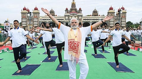 மைசூரு அரண்மனை மைதானத்தில் நடைபெற்ற 8-வது சர்வதேச யோகா தின கொண்டாட்டத்தில் பிரதமர் மோடி பங்கேற்றார்.