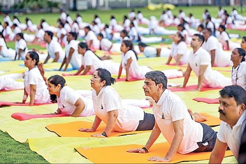 சர்வதேச யோகா தினத்தை முன்னிட்டு மாணவ, மாணவிகளுடன் ஆளுநர் யோகாசனம்: பள்ளி, கல்லூரிகள், மத்திய அரசு அலுவலகங்களிலும் ஏராளமானோர் பங்கேற்பு