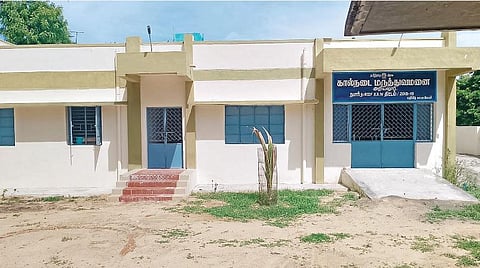 ரூ.60 லட்சத்தில் கட்டி முடிக்கப்பட்டு ஓராண்டுக்கு மேலாகியும் திறக்கப்படாத கால்நடை மருத்துவமனை புதிய கட்டிடம்