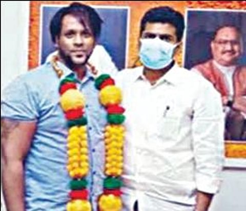 தமிழக பாஜக தலைவருடன் ஹரிஷ்.