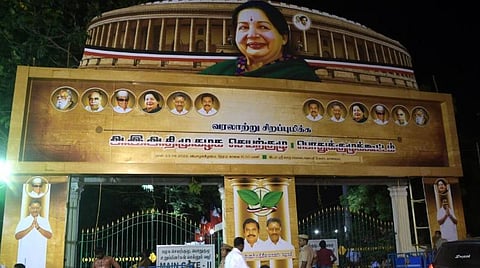 அதிமுக பொதுக்குழு கூட்டம் நடக்கவுள்ள திருமண மண்டப வளாகத்தில் செய்யப்பட்டுள்ள பாதுகாப்பு ஏற்பாடுகள் குறித்து சென்னை மேற்கு மண்டல காவல் இணை ஆணையர் ராஜேஸ்வரி போலீஸ் அதிகாரிகளுடன் ஆய்வு செய்தார். (அடுத்த படம்) திருமண மண்டபம் செல்லும் சாலையின் இருபுறமும் வரவேற்பு பதாகைகள் வைக்கப்பட்டுள்ளது. படங்கள்: ம.பிரபு