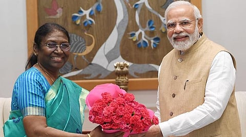 பாஜக சார்பில் குடியரசுத் தலைவர் வேட்பாளராக அறிவிக்கப்பட்டுள்ள திரவுபதி முர்மு, டெல்லியில் நேற்று பிரதமர் மோடியை சந்தித்தார். அப்போது அவருக்கு பூங்கொத்து கொடுத்து வாழ்த்து தெரிவித்தார் பிரதமர் மோடி.படம்: பிடிஐ