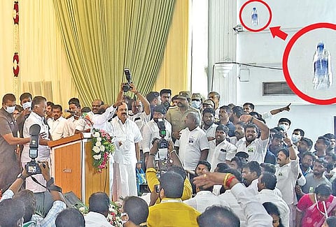 பழனிசாமிக்கு உற்சாக வரவேற்பு, ஓபிஎஸ் மீது பாட்டில் வீச்சு... - 23 தீர்மானங்களும் நிராகரிக்கப்பட்ட அதிமுக பொதுக்குழுவில் நடந்தது என்ன?