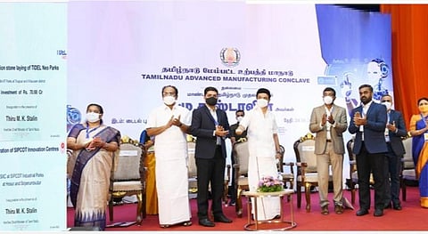 தமிழக முதல்வர் ஸ்டாலின் தொழில் துறை சார்பில், சென்னை - தரமணி டைடல் பூங்காவில் மேம்பட்ட உற்பத்திக்கான மாநாட்டில் கலந்துகொண்டு திருப்பூர் மற்றும் விழுப்புரம் மாவட்டங்களில் ரூ.76.90 கோடி மதிப்பீட்டில் அமைக்கப்படவுள்ள மினி டைடல் பூங்காக்களுக்கு அவர் அடிக்கல் நாட்டினார். உடன் அமைச்சர் தங்கம் தென்னரசு மற்றும் உயர் அதிகாரிகள்.