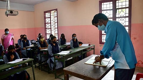 13,331 ஆசிரியர் பணியிடங்களை தொகுப்பூதியத்தில் நிரப்புவதற்கு பட்டதாரிகள் கடும் எதிர்ப்பு