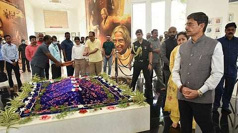 ராமேசுவரம் பயணம்: அப்துல் கலாம் இல்லத்தை பார்வையிட்ட தமிழக ஆளுநர் குடும்பத்தினர்