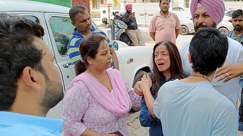 ஊழல் புகாரில் கைதான ஐஏஎஸ் அதிகாரியின் மகன் அவமானத்தில் தற்கொலை