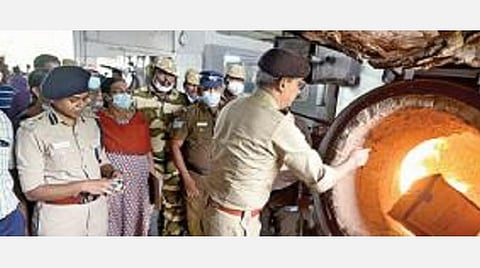 சென்னையின் பல்வேறு இடங்களில் கைப்பற்றப்பட்ட ரூ.2 கோடி மதிப்பிலான போதைப் பொருட்களை, காவல் ஆணையர் சங்கர் ஜிவால் ரசாயனப் பொருட்கள் எரியூட்டும் மையத்தில் தீயிலிட்டு அழித்தார்.படம்: எம்.முத்துகணேஷ்