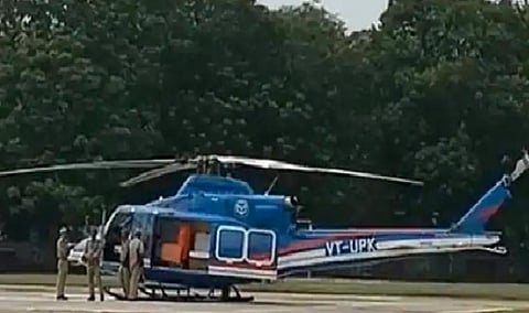 பறவை மோதியதால் யோகி ஆதித்யநாத் சென்ற ஹெலிகாப்டர் அவசரமாக தரையிறக்கம்