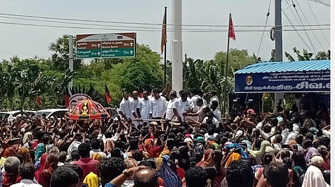 புதுக்கோட்டை அருகே கேப்பறையில் திமுக கொடியேற்றினார் உதயநிதி ஸ்டாலின் எம்எல்ஏ.உடன் அமைச்சர்கள் எஸ்.ரகுபதி, சிவ.வீ.மெய்யநாதன் உள்ளிட்டோர்.