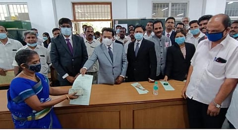 மக்கள் நீதிமன்றத்தில் தீர்வு காணப்பட்ட பயனாளிகளுக்கு சான்றிதழையும், இழப்பீட்டையும் வழங்குகிறார் சென்னை உயர்நீதிமன்ற நீதிபதி ராஜா. அருகே தலைமை நீதிபதி செல்வநாதன், ஆணைய உறுப்பினர் செயலர் செந்தில்குமார் மற்றும் நீதிபதிகள், வழக்கறிஞர்கள்.