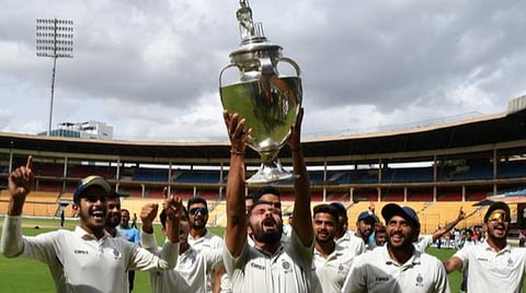 வெற்றிக் கொண்டாட்டத்தில் மத்தய பிரதேச அணி.