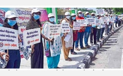 உக்ரைனில் பயின்ற மருத்துவ மாணவர்கள், இந்தியாவில் மருத்துவம் பயில மத்திய, மாநில அரசுகள் நடவடிக்கை எடுக்கக் கோரி சென்னையில் நேற்று மனித சங்கிலி போராட்டம் நடத்தினர்.படம்: பு.க.பிரவீன்