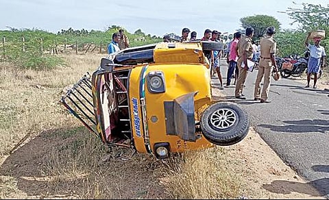 செய்துங்கநல்லூர் அருகே பள்ளிக் குழந்தை களை ஏற்றிச் சென்றபோது கவிழ்ந்து விபத்துக்குள்ளான ஆட்டோ.