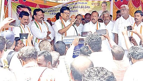 அக்னி பாதை திட்டத்துக்கு எதிர்ப்பு தெரிவித்து கடலூர் மாவட்டம் விருத்தாசலத்தில் நேற்று நடந்த ஆர்ப்பாட்டத்தில் தமிழக காங்கிரஸ் தலைவர் கே.எஸ்.அழகிரி கலந்துகொண்டார்.