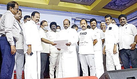 தமிழக முதல்வர் ஸ்டாலின் வேலூர் வருகையையொட்டி வேலூர் கோட்டை மைதானத்தில் அமைக்கப்பட்டுள்ள விழா மேடையை நேற்று பார்வையிட்டு ஆய்வு செய்த அமைச்சர் எ.வ.வேலு. உடன் சட்டப்பேரவை உறுப்பினர் கள் கார்த்திகேயன், நந்தகுமார் உள்ளிட்டோர். படம்: வி.எம்.மணிநாதன்