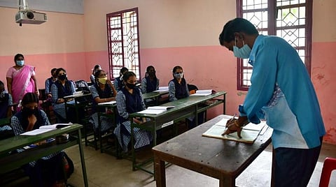 அரசுப் பள்ளிகளில் ஓய்வுபெறும் ஆசிரியர்களுக்கு கல்வியாண்டு இறுதிவரை பணிநீட்டிப்பு - அரசாணை வெளியீடு