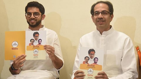 மகன் ஆதித்ய தாக்கரேவுடன் சிவசேனா தலைவர் உத்தவ் தாக்கரே