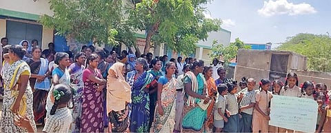 கழிப்பறை வசதி கேட்டு ஆலங்குளம் ஊராட்சி ஒன்றிய நடுநிலைப்பள்ளியில் போராட்டத்தில் ஈடுபட்ட மாணவ, மாணவிகள், பெற்றோர்கள்.