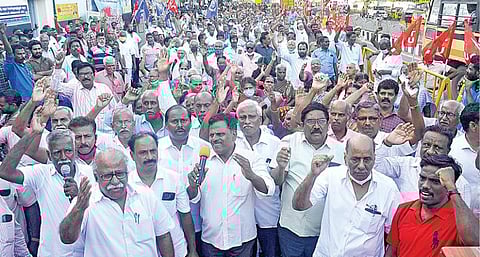 சென்னை பல்லவன் இல்லம் அருகே நேற்று ஆர்ப்பாட்டம் நடத்திய அரசுப் போக்குவரத்து ஊழியர் சங்கம், தமிழ்நாடு அரசுப் போக்குவரத்துக் கழக ஓய்வுபெற்றோர் நல அமைப்பினர். படம்: ம.பிரபு