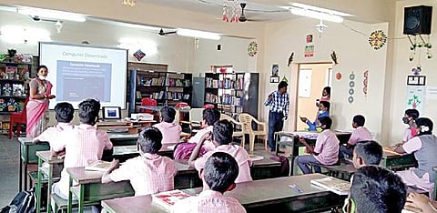 கணினி வசதியுடன் கூடிய ஸ்மார்ட் வகுப்பறை.