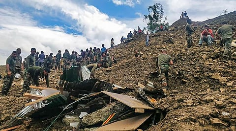 மணிப்பூர் மாநிலம் நோனே மாவட்டத்தில் பெய்த தொடர்மழையால் ஏற்பட்ட நிலச்சரிவில் புதிதாக கட்டப்பட்டு வரும் துபுல் ரயில் நிலையம் கடுமையாக சேதமடைந்துள்ளது. அப்பகுதியில் மீட்புப்பணி நடைபெறுகிறது.படம்: பிடிஐ