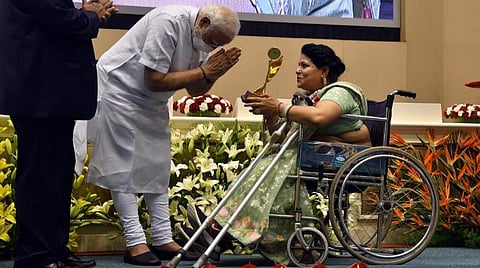 டெல்லி விக்யான் பவனில் நேற்று நடைபெற்ற ‘தொழில்முனைவு இந்தியா’ நிகழ்ச்சியில் ராஜஸ்தானைச் சேர்ந்த எம்எஸ்எம்இ தொழில் முனைவர் சுனிதாவுக்கு உற்பத்திப் பிரிவுக்கான முதல் பரிசை பிரதமர் மோடி வழங்கினார்.படம்: பிடிஐ