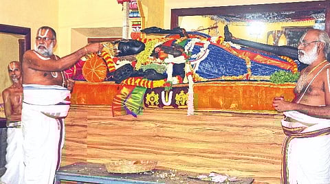 நீலப்பட்டாடையில் அத்தி வரதர்