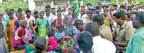 செய்யாறு அருகே பாண்டியம்பாக்கம் கூட்டு சாலையில் ஒட்டுநரின் உறவினர்கள் நேற்று சாலை மறியலில் ஈடுபட்டனர். அப்போது ஒருவர் திடீரென தீக்குளிக்க முயன்றவரை காவல் துறையினர் தடுத்து நிறுத்தினர்.