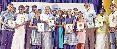 தமாகா இளைஞர் அணி சார்பில் சென்னையில் நடந்த நிகழ்ச்சியில், மருத்துவ மாணவர் களுக்கான நுழைவுத் தேர்வு கையேடுகளை கட்சித் தலைவர் ஜி.கே.வாசன் வழங்கினார். உடன், இளைஞர் அணித் தலைவர் யுவராஜா உள்ளிட்ட நிர்வாகிகள். படம்: ம.பிரபு