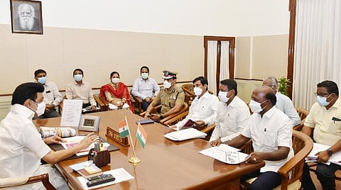 கரோனா பரவலை கட்டுப்படுத்துவது குறித்து முதல்வர் மு.க.ஸ்டாலின் தலைமையில் சென்னை தலைமைச் செயலகத்தில் நேற்று ஆலோசனை கூட்டம் நடந்தது. இதில், அமைச்சர் மா.சுப்பிரமணியன், தலைமைச் செயலர் வெ.இறையன்பு, டிஜிபி சைலேந்திரபாபு, சுகாதாரத்துறை செயலர் செந்தில்குமார், பொதுத்துறை செயலர் டி.ஜகந்நாதன், பொது சுகாதாரத்துறை இயக்குநர் செல்வ விநாயகம் உள்ளிட்டோர் பங்கேற்றனர்.