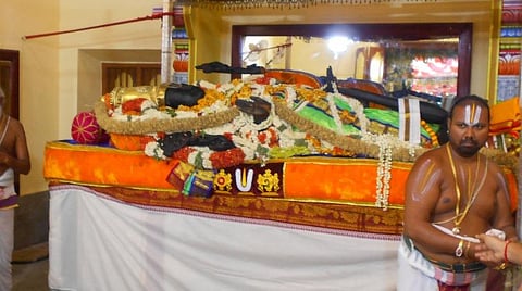 அத்தி வரதர் வைபத்தின் 3-ம் நாளில் இளம்பச்சை நிறப்பட்டாடையில் சயன கோலத்தில் அருள்பாலித்தார்.