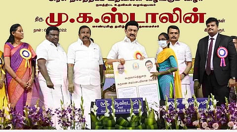 கரூர் திருமாநிலையூரில் நேற்று நடைபெற்ற அரசு நலத்திட்ட உதவிகள் வழங்கும் விழாவில் பெண் ஒருவருக்கு கருணை அடிப்படையிலான வேலைக்கான ஆணையை வழங்குகிறார் முதல்வர் மு.க.ஸ்டாலின். உடன், அமைச்சர்கள் கே.என்.நேரு, செந்தில் பாலாஜி, எஸ்.எஸ்.சிவசங்கர் உள்ளிட்டோர்.