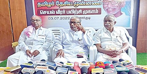 மன்னார்குடியில் நேற்று செய்தியாளர்களுக்குப் பேட்டியளித்த தமிழர் தேசிய முன்னணி தலைவர் பழ.நெடுமாறன்.