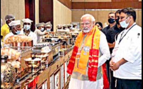 ஹைதராபாத்தில் உள்ள நோவோட்டல் ஓட்டலில் ஏற்பாடு செய்யப்பட்டிருந்த தெலங்கானா உணவு வகைகளை பார்வையிட்டு, அவை குறித்து கேட்டறிந்த பிரதமர் நரேந்திர மோடி.