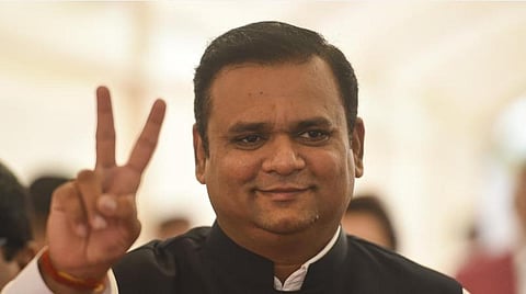 மகாராஷ்டிர சட்டப்பேரவை தலைவராக தேர்வு செய்யப்பட்ட ராகுல் நர்வேகருக்கு முதல்வர் ஏக்நாத் ஷிண்டே, துணை முதல்வர் தேவேந்திர பட்னாவிஸ் பூங்கொத்து அளித்து வாழ்த்து தெரிவித்தனர்.படம்: பிடிஐ