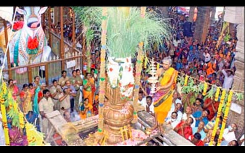 கோயிலில் விரிவுபடுத்தப்பட்ட அன்னதானத் திட்டத்தை சட்டப் பேரவைத் தலைவர் மு.அப்பாவு தொடங்கிவைத்தார்.