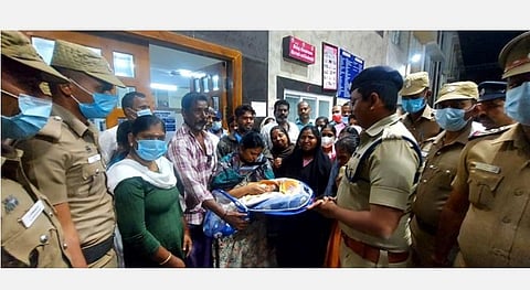 மீட்கப்பட்ட குழந்தையை தாயிடம் ஒப்படைத்த போலீஸார். மீட்கப்பட்ட பெண் குழந்தை