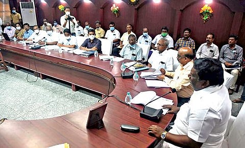 சேலம் கோட்ட அரசு போக்குவரத்துக் கழக மண்டல அலுவலகத்தில் கிளை மேலாளர்கள் மற்றும் அலுவலர்கள் பங்கேற்ற ஆய்வுக் கூட்டம் நடந்தது. இதில், போக்குவரத்துத்துறை அமைச்சர் சிவசங்கர் பேசினார்.படம்: எஸ்.குரு பிரசாத்